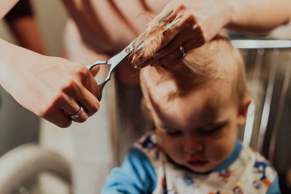voici à quel âge on peut couper les cheveux de bébé