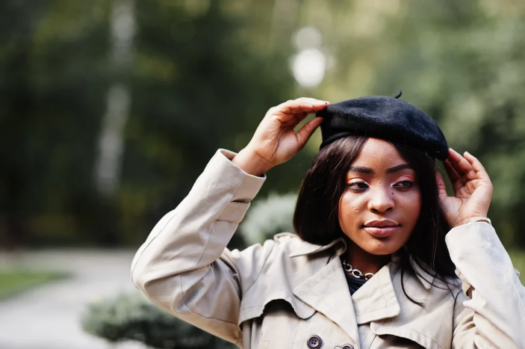 Comment porter un béret quand on est une femme aux cheveux courts ?
