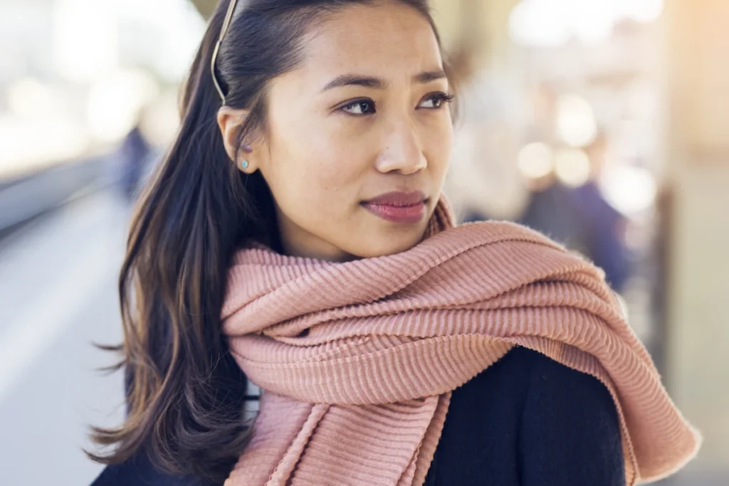 Comment porter le foulard en soie avec style et élégance