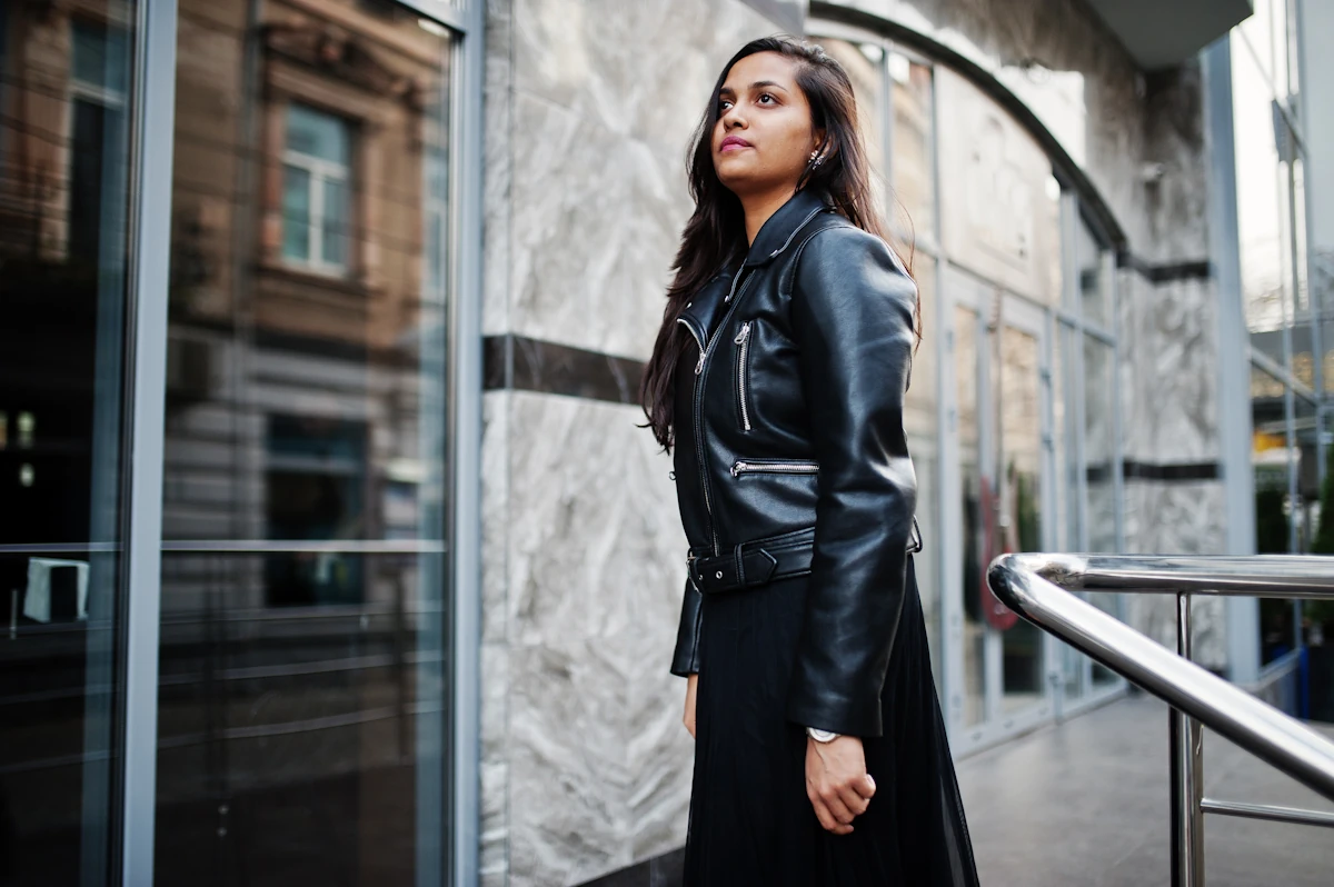 6 types de vestes à porter avec une robe noire : perfecto, blazer, trench, veste colorée, cardigan, jean