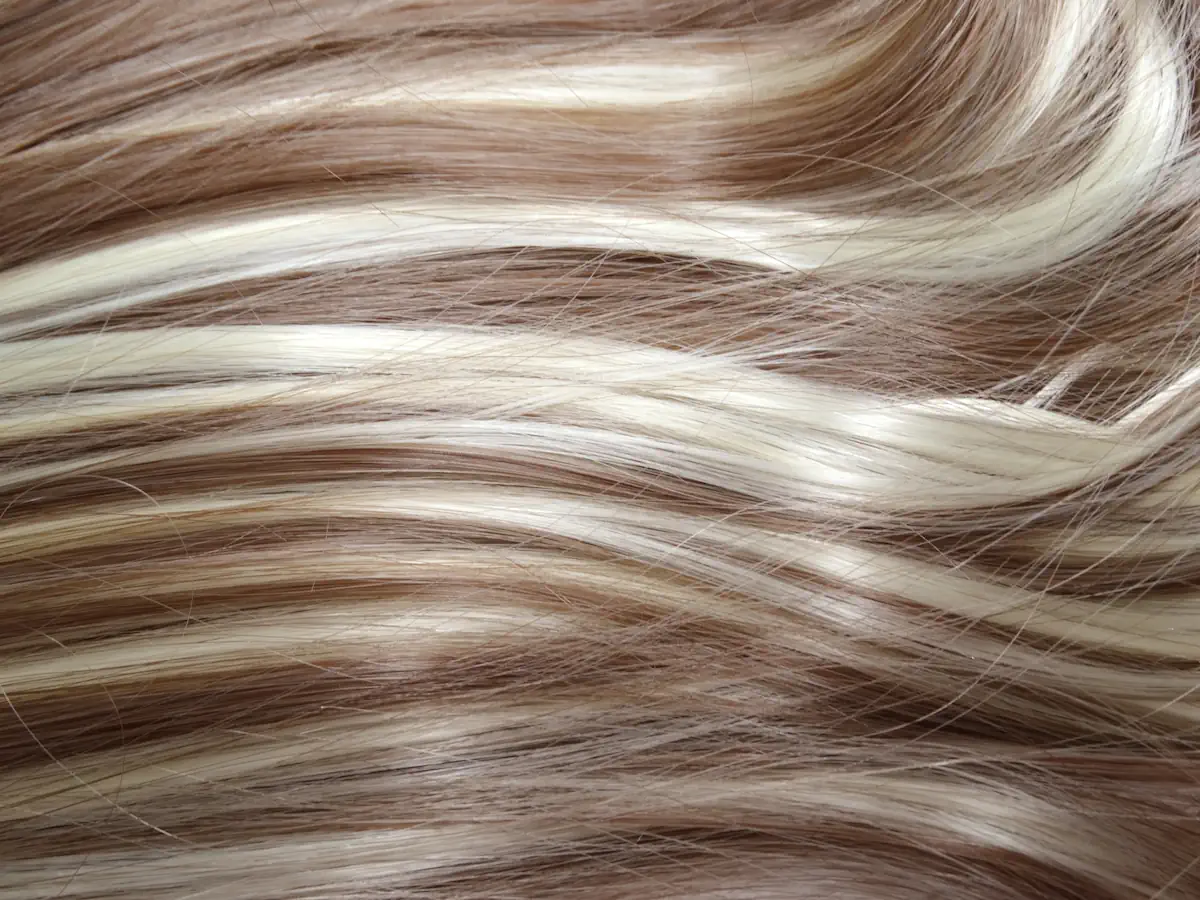 Comparaison couleurs cheveux blancs : châtain brun blond cendré roux pour couvrir naturellement