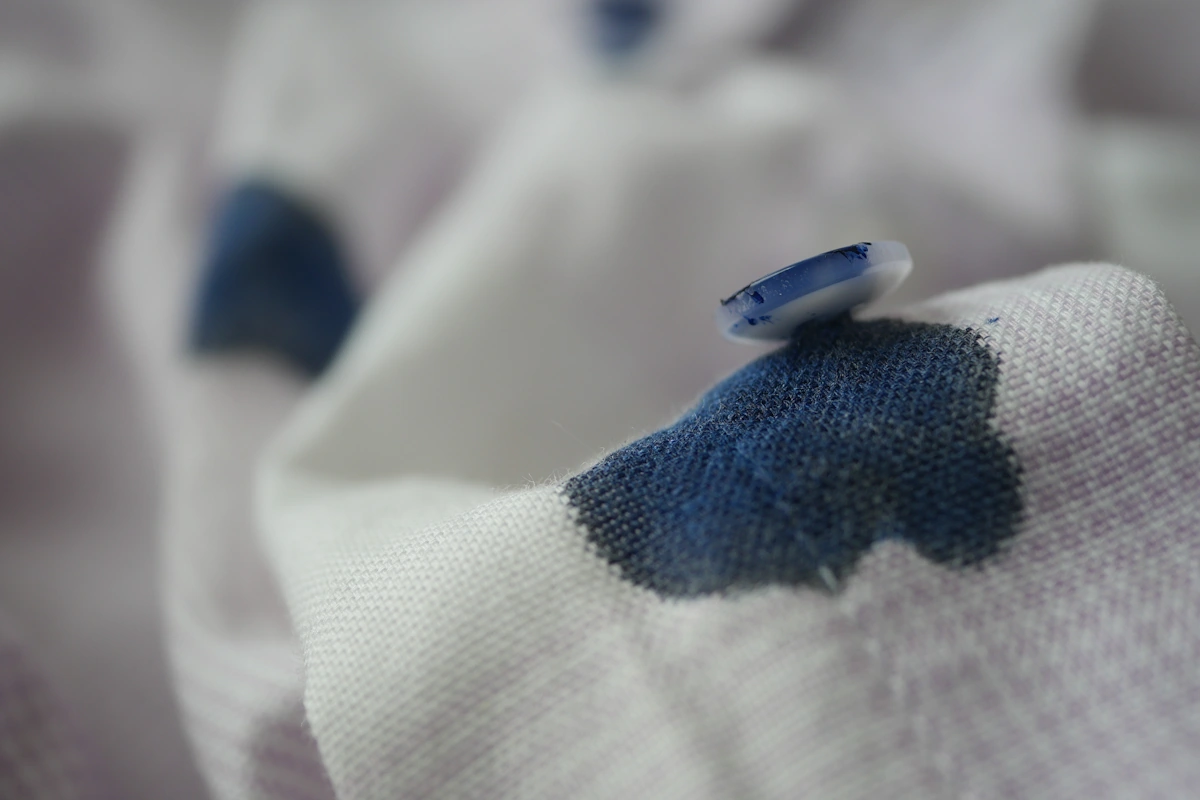 Voici pourquoi tu as une tâche bleue sur un vêtement blanc après le lavage et comment l'enlever