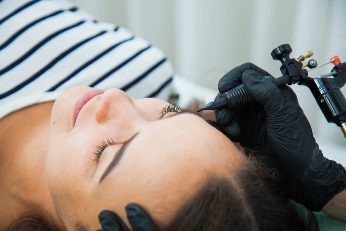Voici comment bien choisir son praticien pour faire son eye-liner permanent