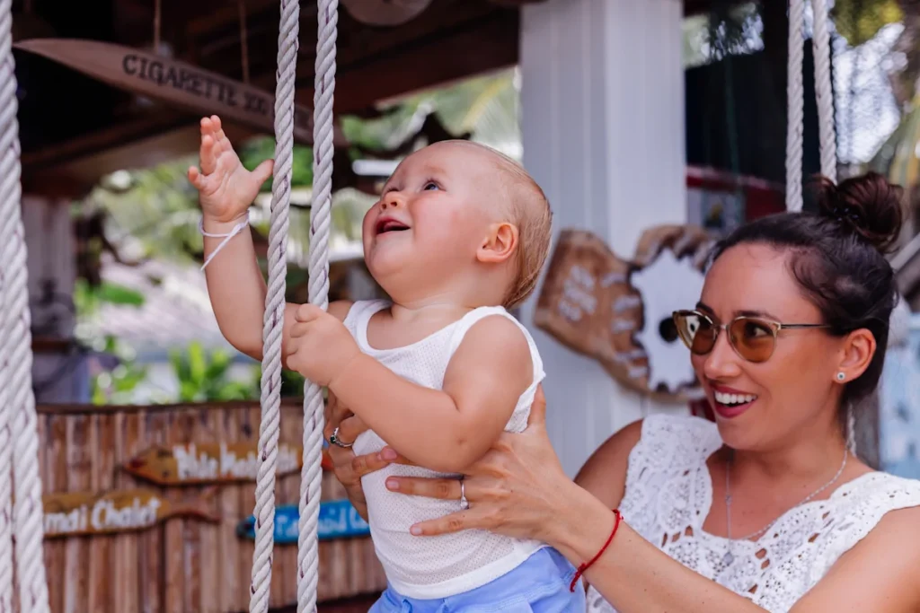 Voici les erreurs à ne pas faire lorsque tu sors avec ton bébé de 18 mois pour des activités