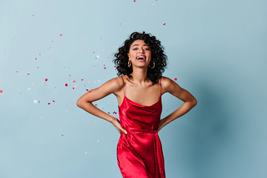 Voici comment savoir si une robe rouge vif ou bordeaux est la plus adéquate pour un mariage