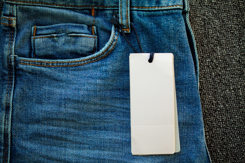 étiquette de jean sanforisé avec instructions de lavage et température recommandée