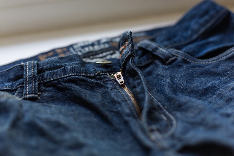 Jean séchant naturellement à l'air libre pour éviter le rétrécissement au sèche-linge