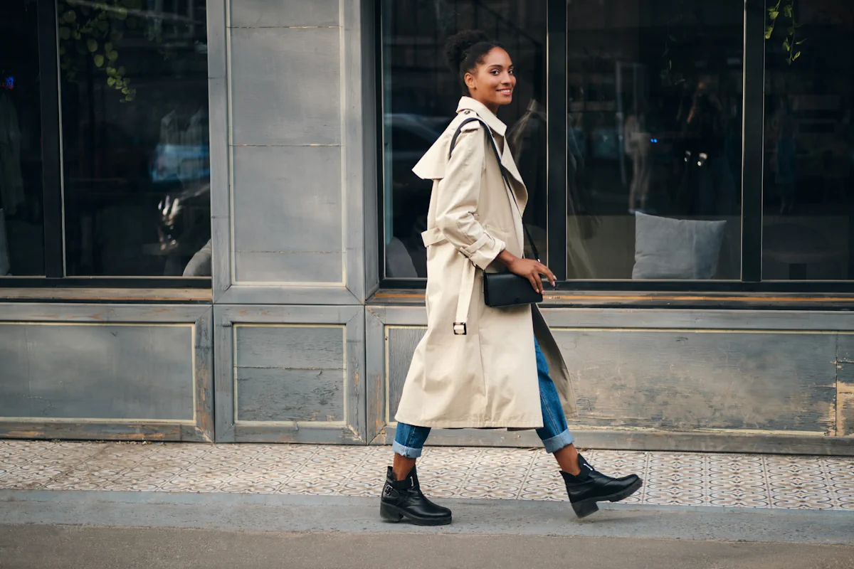 une femme avec un trench-coat et des bottines