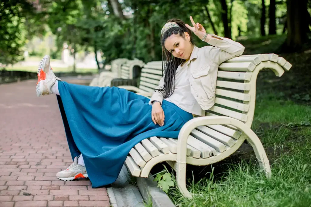 Une femme qui porte une jupe longue en hiver