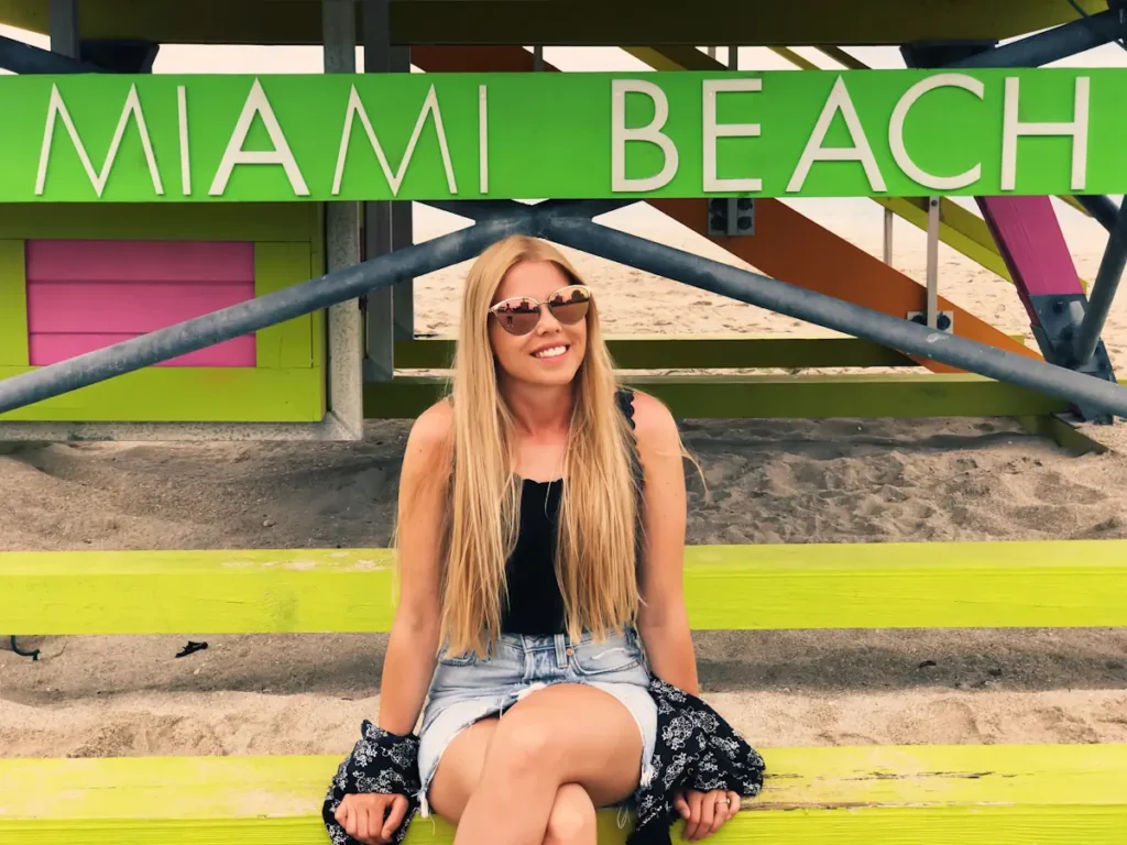 Une femme en voyage à Miami