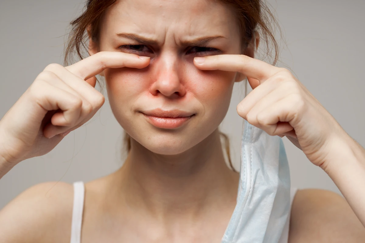 Une femme qui a des cernes à cause d'allergies