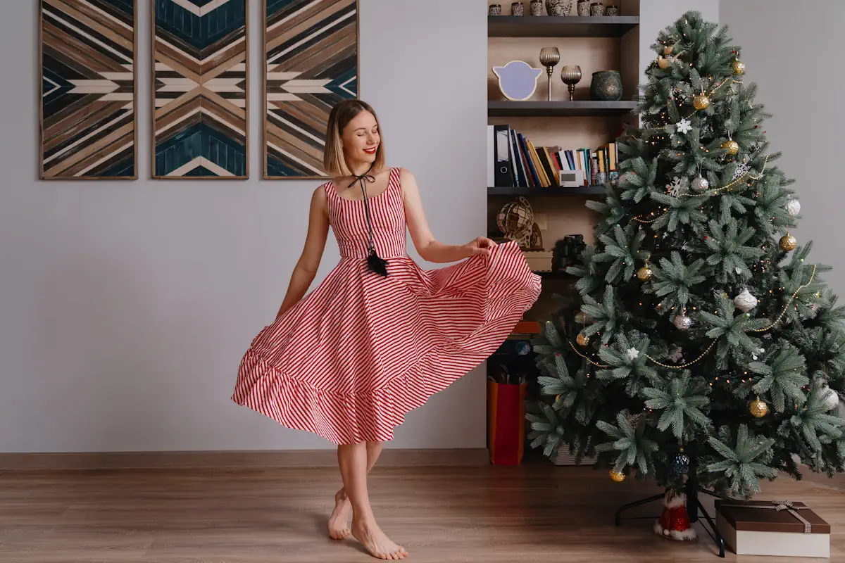 une femme dans une robe midi en tissu fluide pour noël