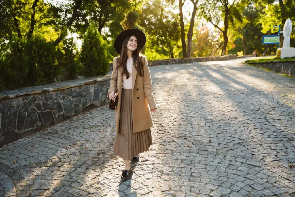 Une femme qui porte un manteau avec une jupe longue