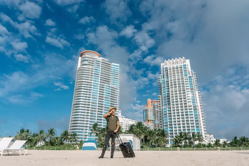 Un homme avec une valise à Miami