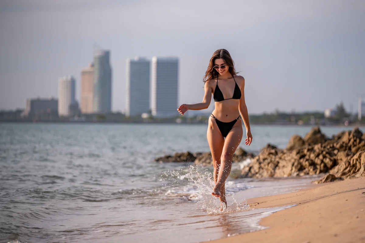 Une femme en maillot de bain à la plage de south beach miami