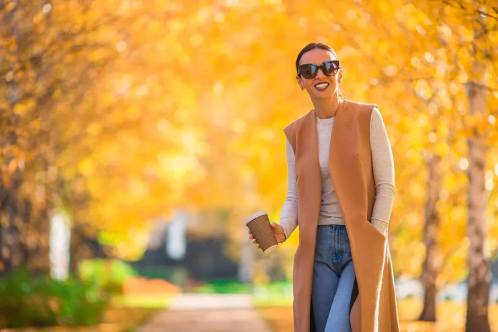 Une femme bien habillée en automne