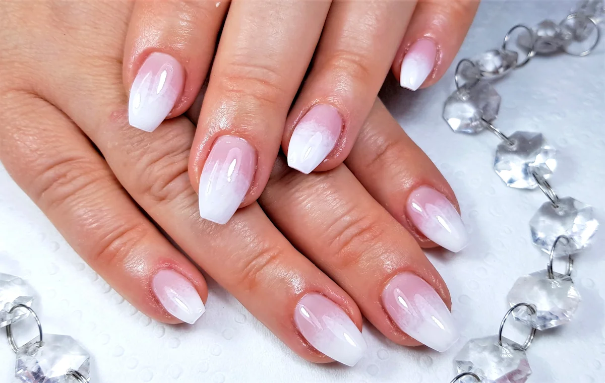 Une main avec une manucure babyboomer