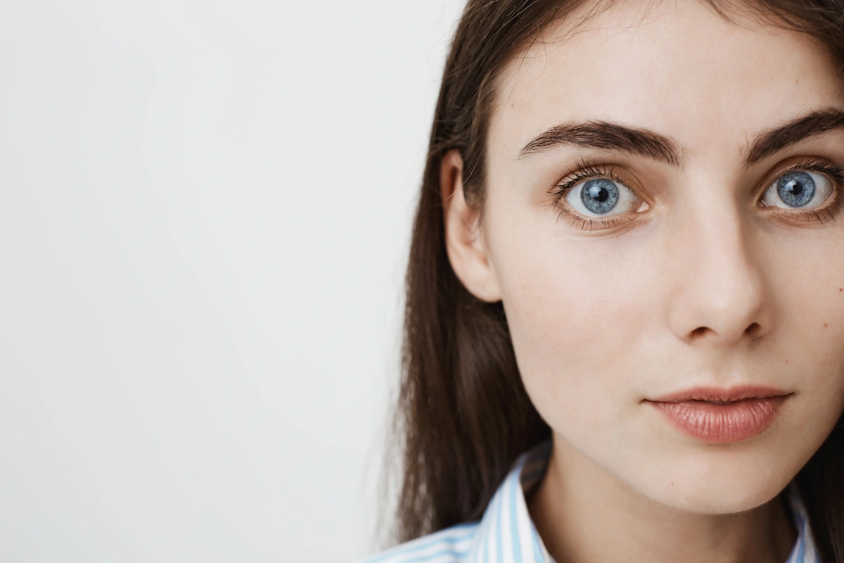 Une femme avec les yeux bleus