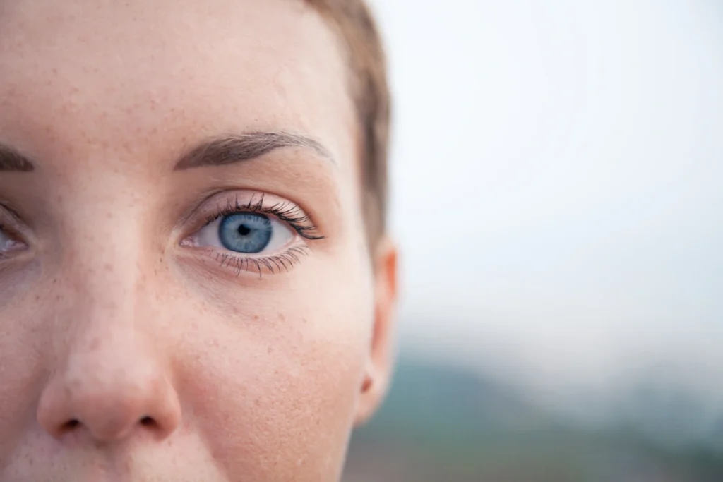 Une femme avec les yeux bleus