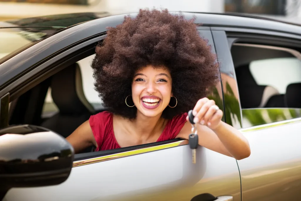 Une femme qui tient les clés d'une voiture