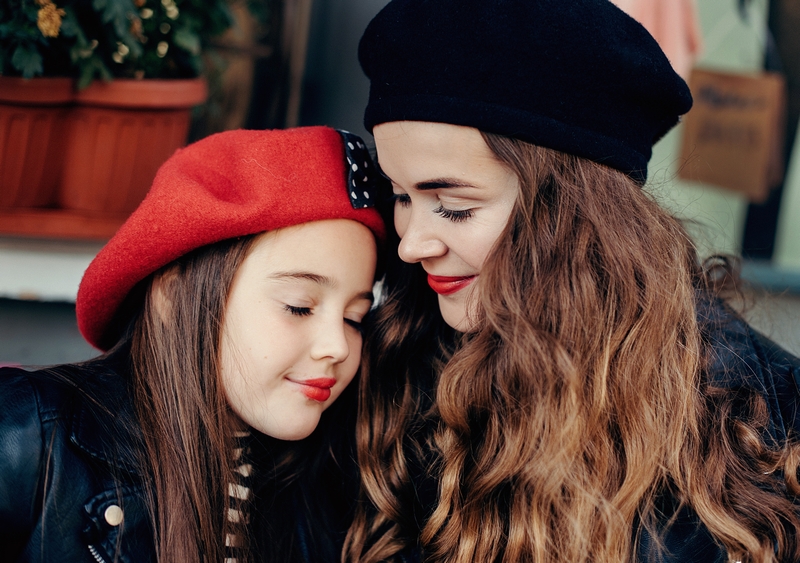 femme et fille qui portent un béret