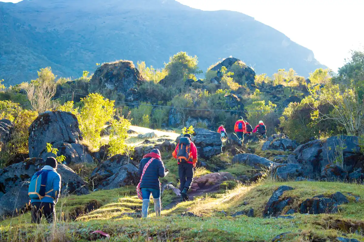 Des personnes qui font une randonnée en Norvège