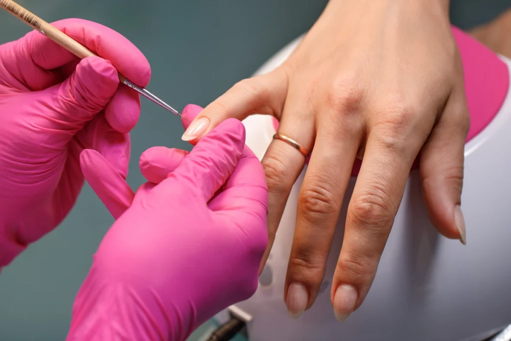 Une personne qui fait la technique babyboomer sur une autre