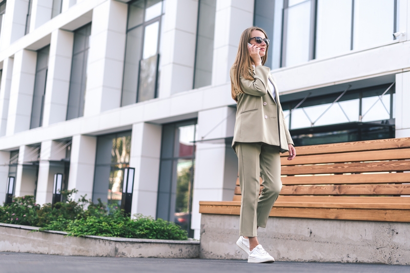 femme en tenue de bureau avec des baskets