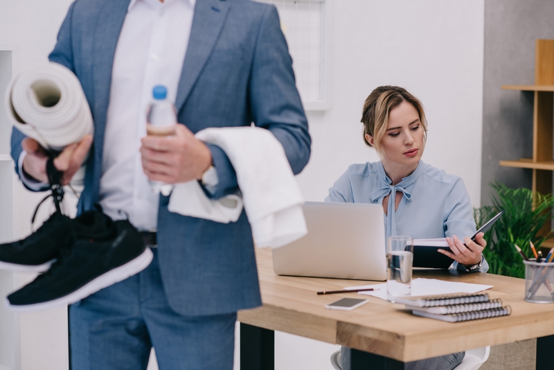 homme au bureau avec une paire de baskets running