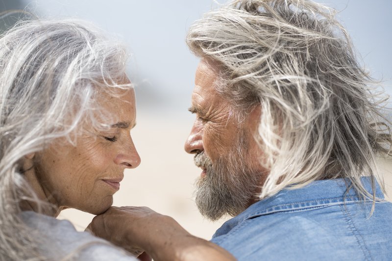 Cheveux blancs : les assumer ou les colorer ? Retours d'expérience et conseils