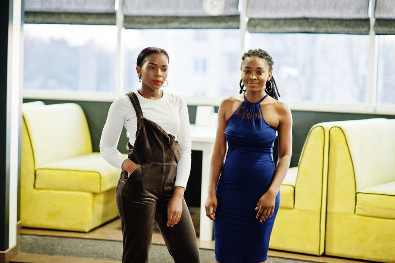 Sac et bijoux avec une robe bleu marine : les meilleures associations pour un mariage