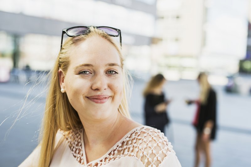 Quelle coupe de cheveux quand on a un visage rond ? Les longueurs et volumes à privilégier