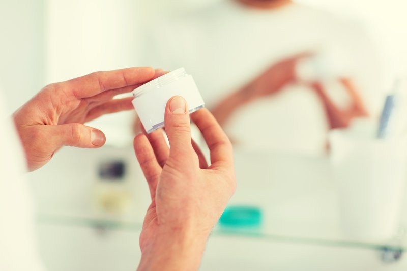 Plus de dissolvant ? 6 astuces pour enlever du vernis avec ce qu'on a chez soi