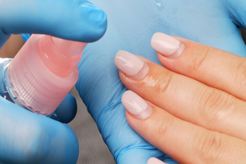 Retirer son vernis semi-permanent sans acétone : méthodes douces qui fonctionnent