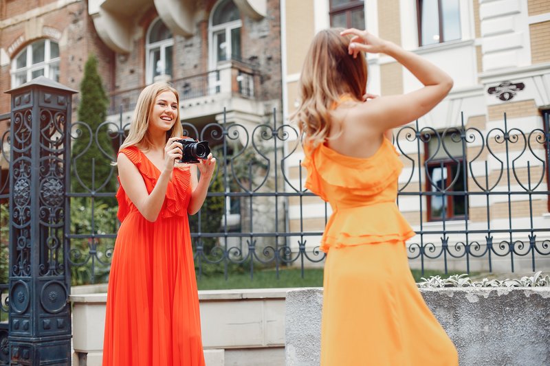 Robe longue en soirée : les 5 accessoires qui élèvent la tenue sans effort