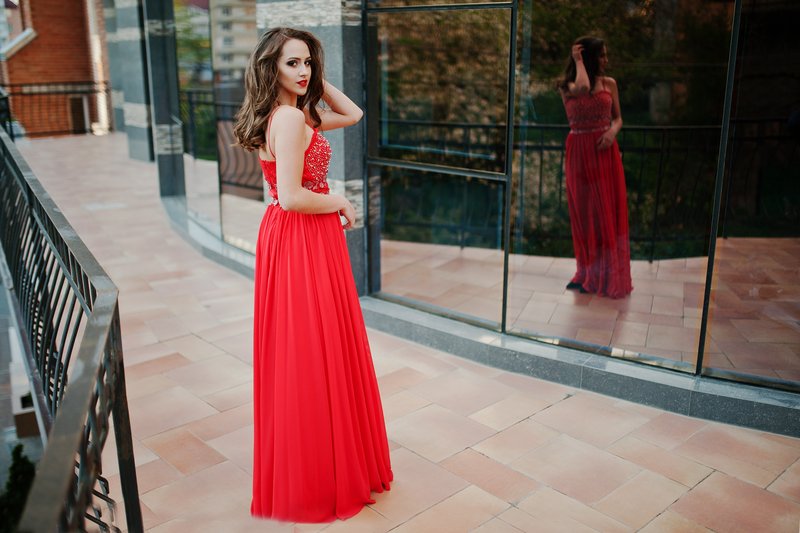 Robe longue en soirée : les 5 accessoires qui élèvent la tenue sans effort