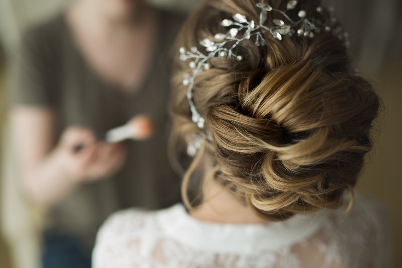 Coiffure de mariage pour invitée : 7 idées avec des boucles qui tiennent toute la soirée