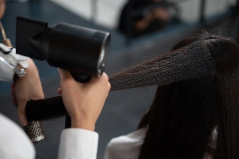 Pourquoi le brushing abîme les cheveux fins (et quelles alternatives adopter)