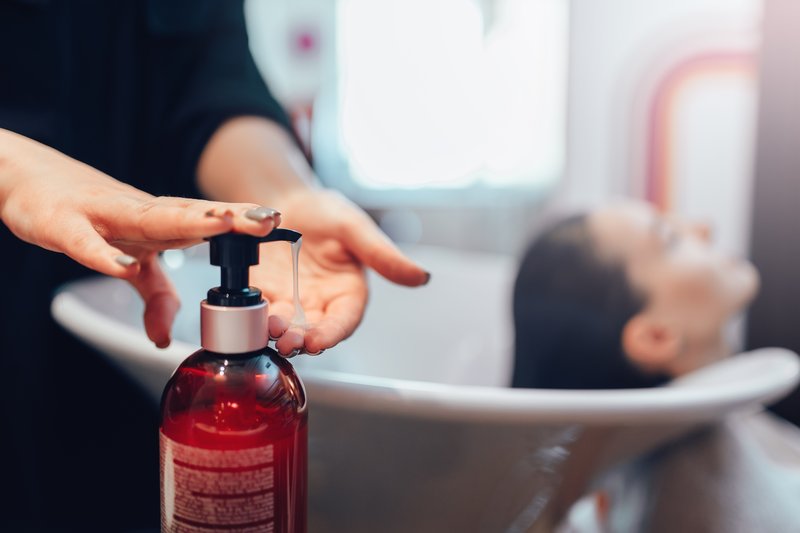 Le leave-in pour cheveux bouclés : comment le choisir selon sa texture et ses besoins ?