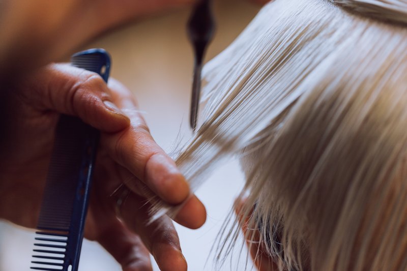 Balayage caramel pour cheveux blancs : pourquoi ça marche (et comment l'entretenir)