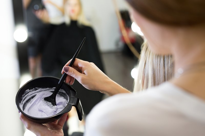 Colorer ses cheveux blancs sans chimie : henné, thé, camomille et autres solutions naturelles