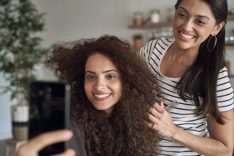 Diffuseur ou séchage à l'air libre pour les boucles : comment choisir selon sa texture ?