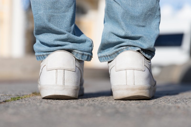 Nettoyer ses baskets blanches en cuir sans les abîmer : la méthode complète