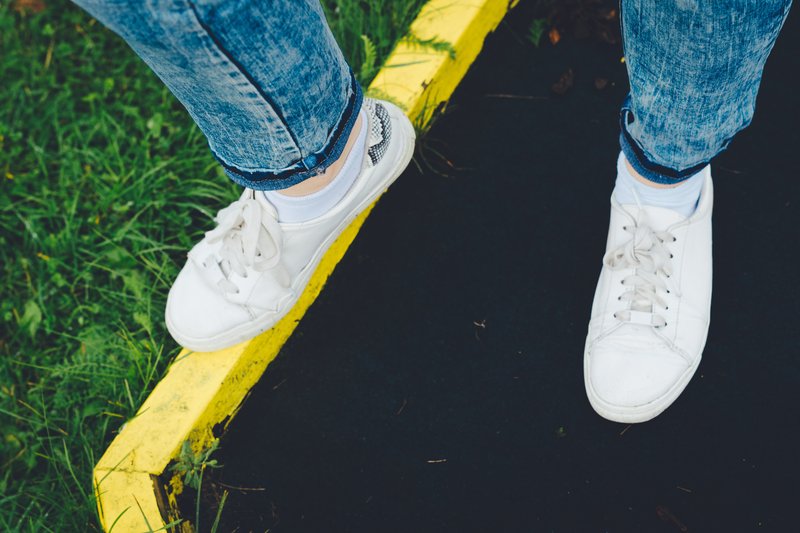 Semelles jaunies, lacets grisâtres : les petits détails qui ruinent des baskets propres