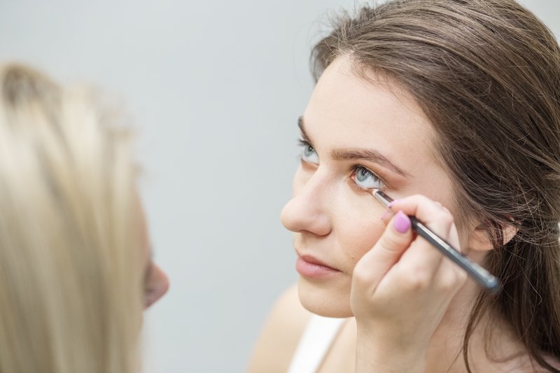 Maquillage pour yeux bleus : les palettes et techniques qui font ressortir le bleu