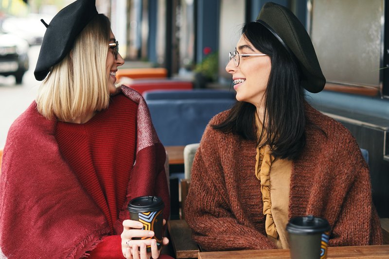 Comment porter le béret avec style ? Inclinaison, matière et associations selon la saison