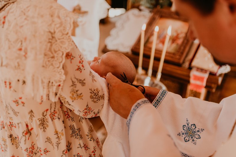 Comment s'habiller pour un baptême sans faire de faux pas (femme et homme)