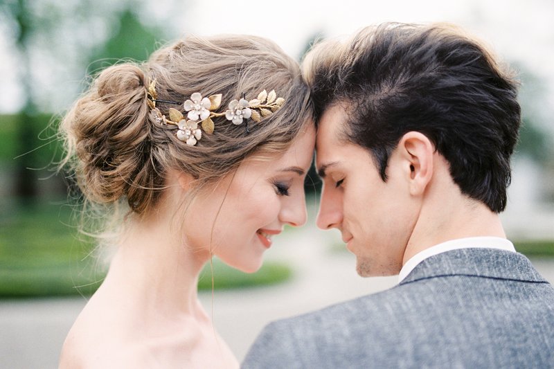 Coiffure de mariage pour invitée : 7 idées avec des boucles qui tiennent toute la soirée