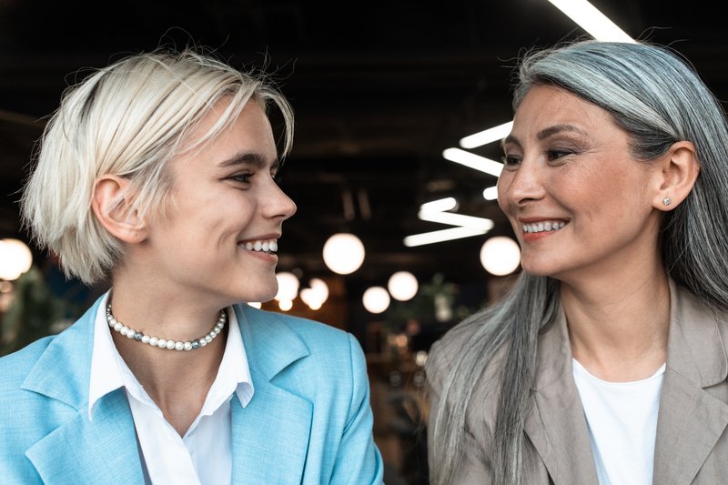 Colorer ses cheveux blancs sans chimie : henné, thé, camomille et autres solutions naturelles