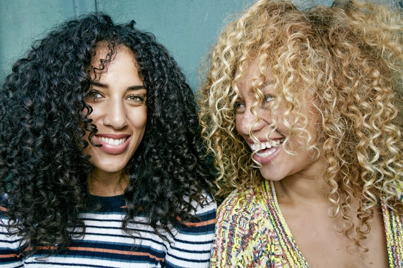 Coupe pour cheveux bouclés et fins : les formes qui donnent du volume sans alourdir